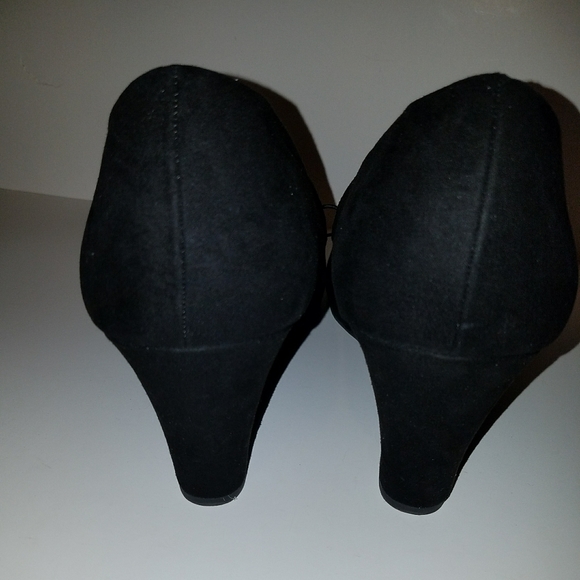 Rialto blk suede like wedge, round toe, NWT - Picture 4 of 4